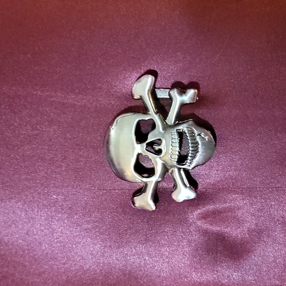 Metal Skull and Crossbones Belt Buckle - Picture 1 of 5